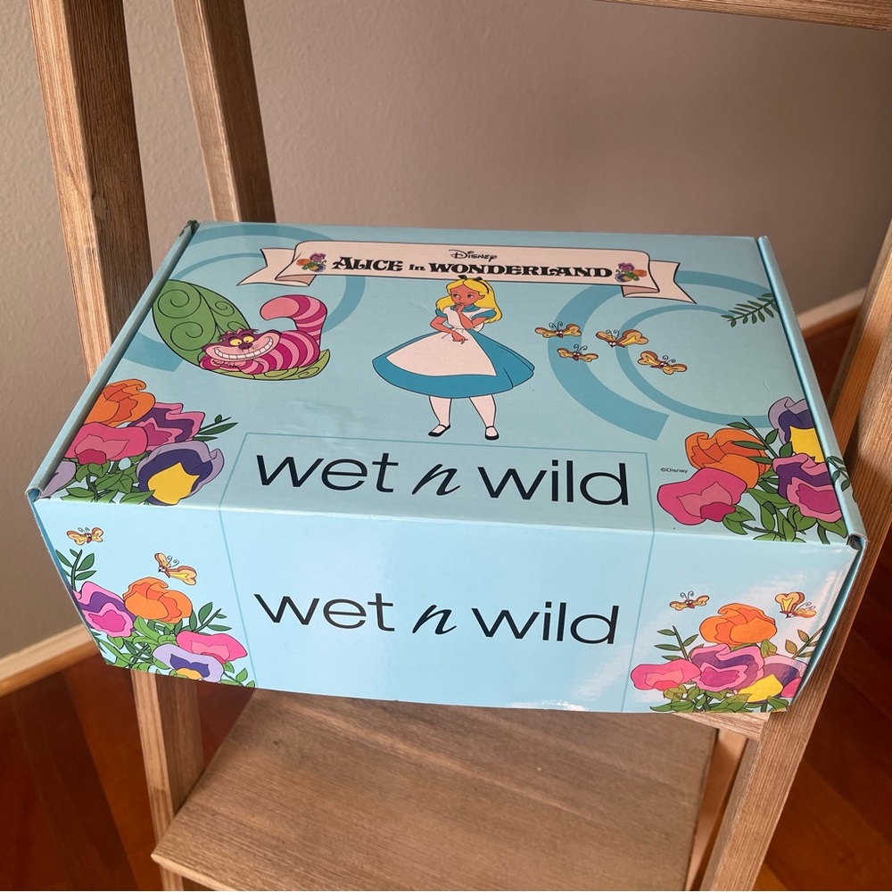 wet n wild Alice in Wonderland Makeup Set - Picture 3 of 16
